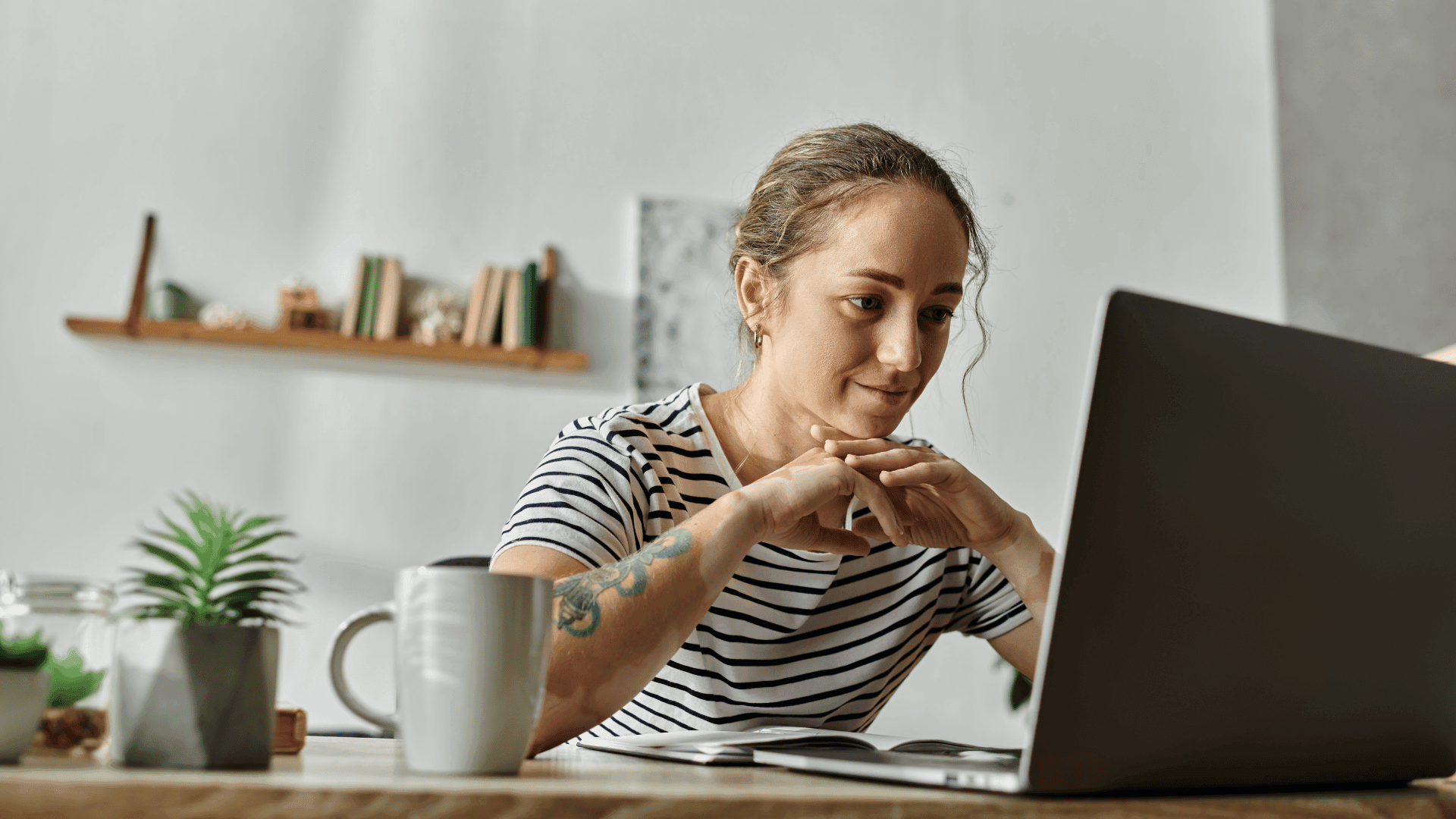 Person managing bipolar disorder through online therapy